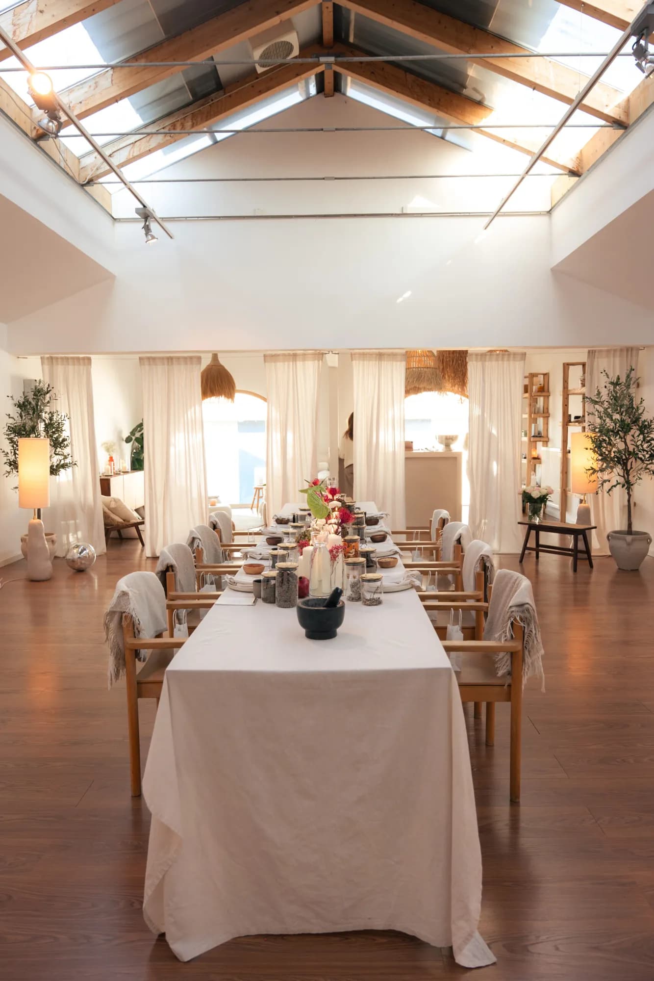 Lange, festlich gedeckte Tafel im Studio La Soulis