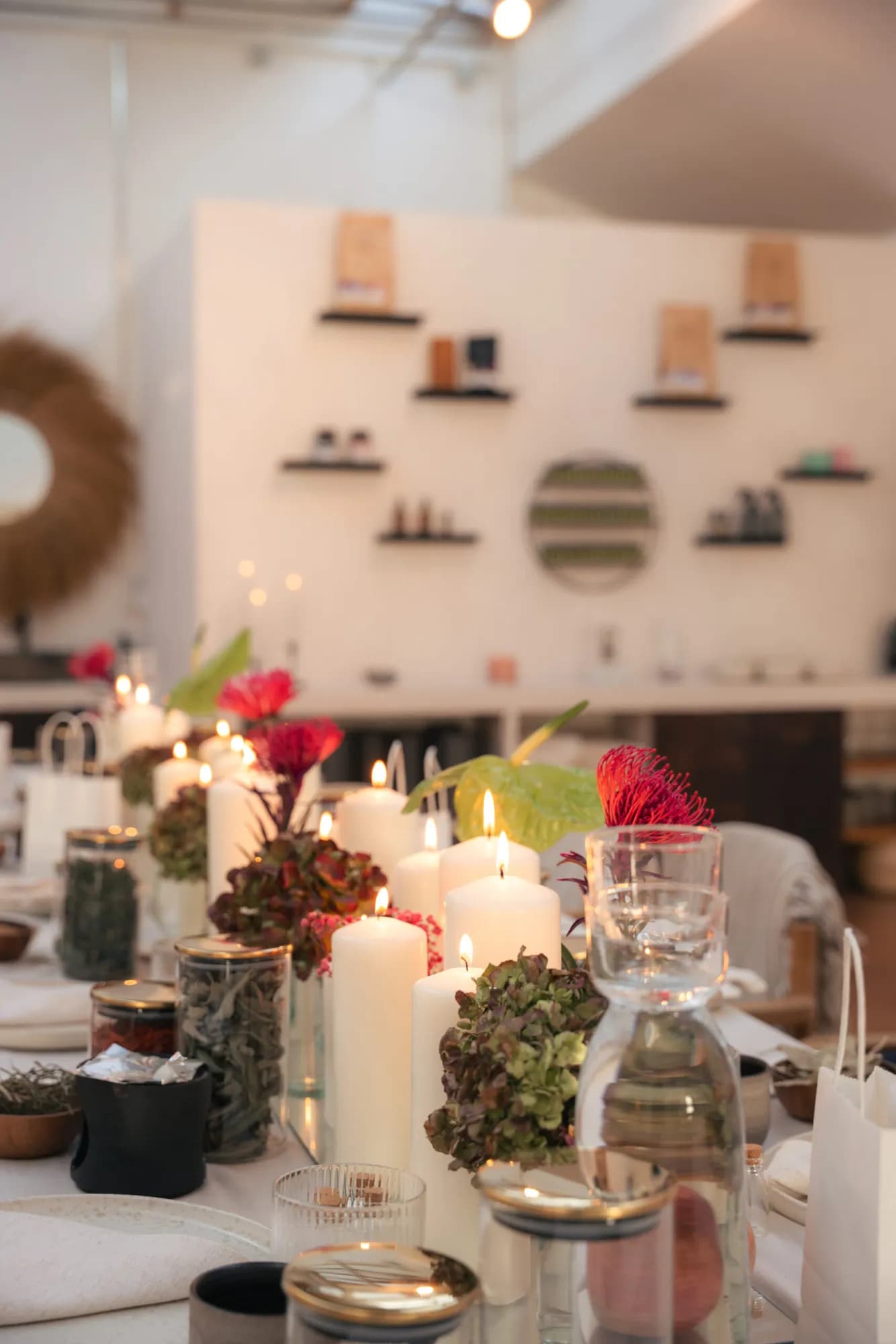 Gedeckter Workshoptisch mit Blumen und Kerzen
