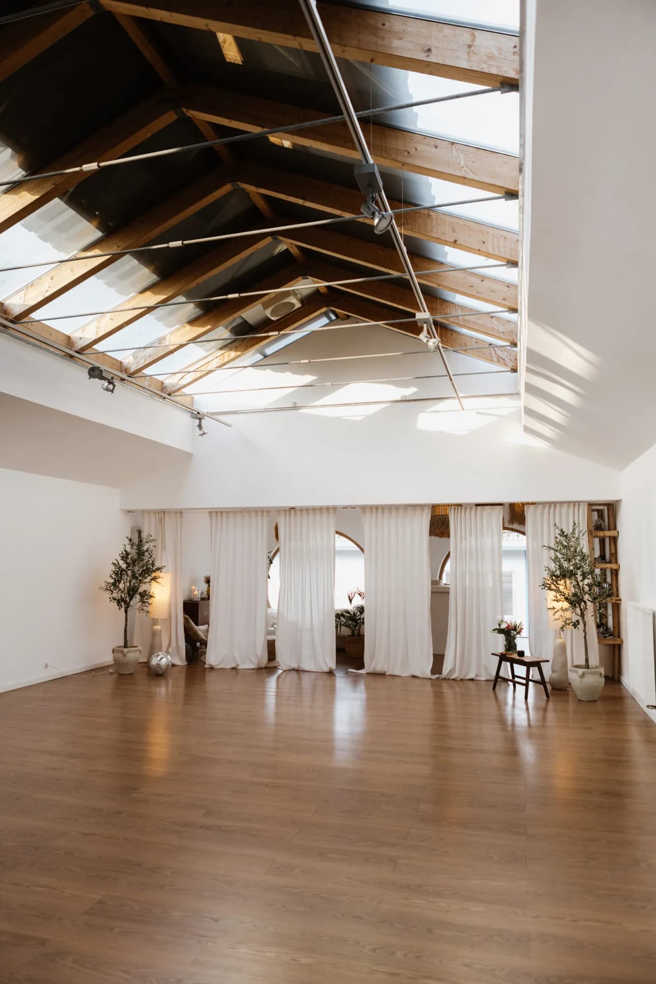 Kursraum von Studio La Soulis in Riedering mit Holzboden und Dachfenstern