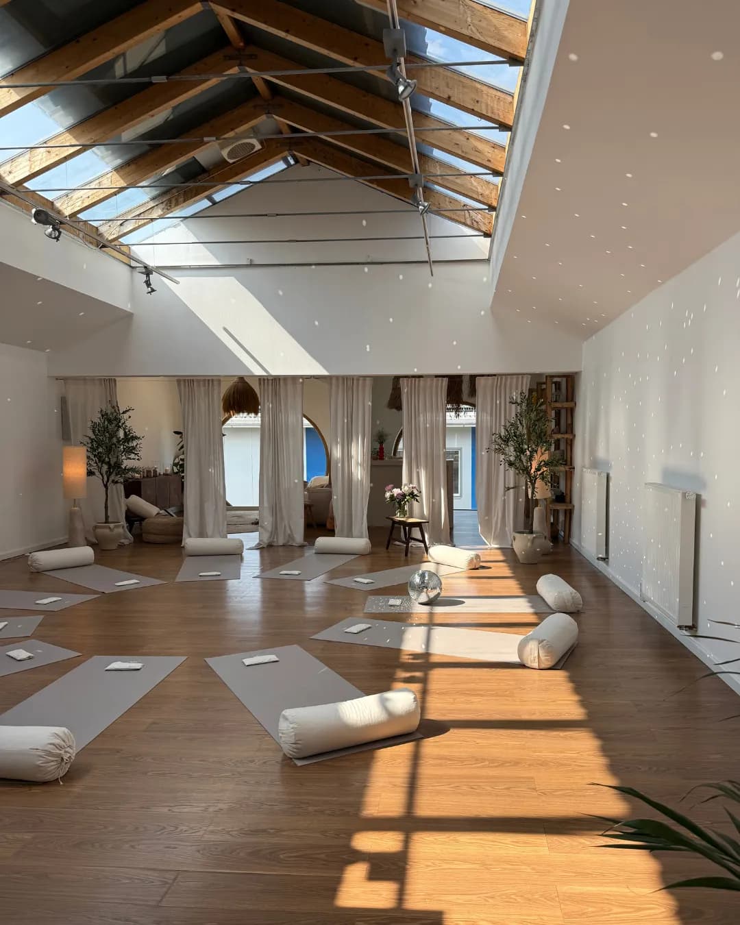 Das Studio La Soulis im Sonnenlicht mit ausgelegten Matten